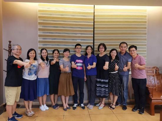 杨晨煜与母校南宁二中老师合影 来源:清华招生公众号