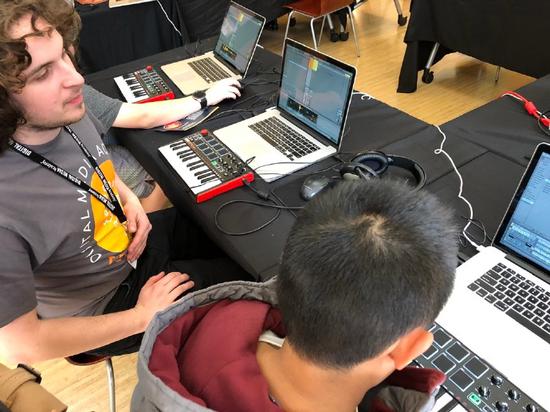 然后老师还指导娃做了一个简单的定格动画电影,