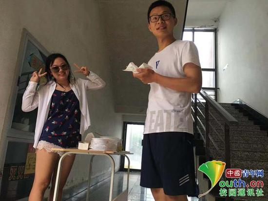 顾湘(左)在为考研学生发放鸡蛋。受访者供图