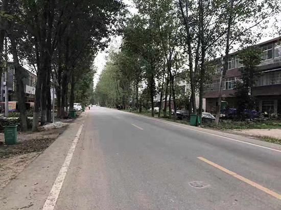 穿村而过的县道。 澎湃新闻记者 段彦超 图