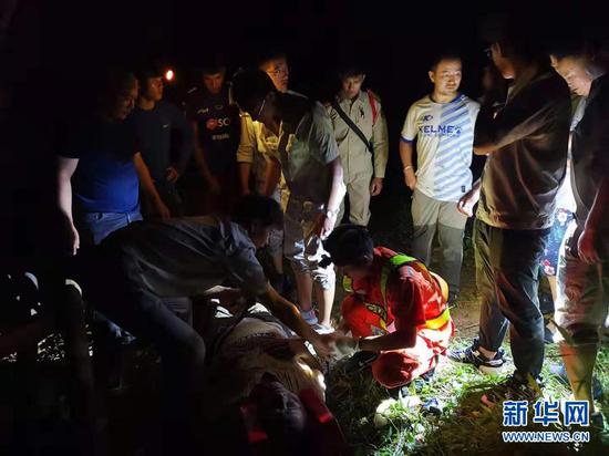 8月19日，在老挝北部城市琅勃拉邦附近，在事故现场附近的中国水电十四局中老铁路项目经理部员工参与救援。新华社发（杨秀敏 摄）