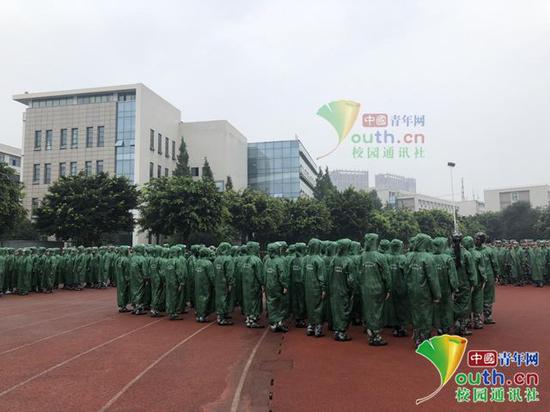 图为同学们穿着雨衣军训。中国青年网通讯员 张珑潆 摄