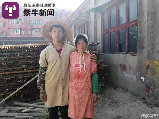 哥哥李国平和母亲在工厂里的合影