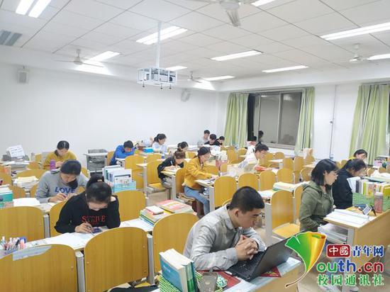 晚上10点钟到了关灯的时间,考研教室内仍有很多同学不愿离开。中国青年网通讯员 闫春旭 摄