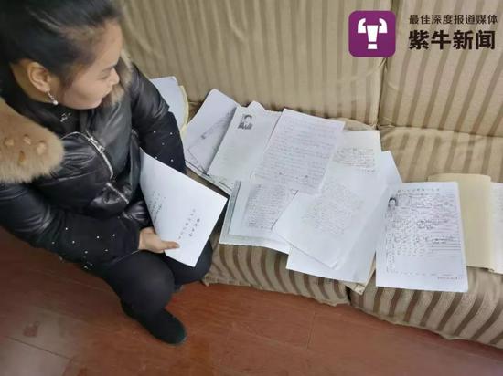 周梅紅向紫牛新聞記者展示這五年來的尋親資料