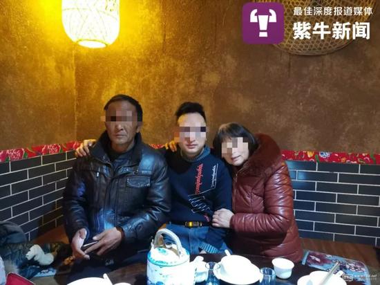 小寧與父母一家團聚