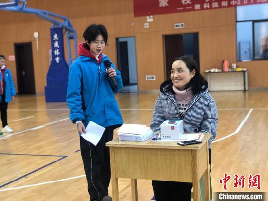 《拿到成绩报告单之后》情景剧,两位孩子演父母,请上一位家长当孩子, 唐娟 摄