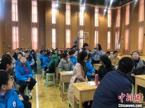 考生是爸妈,出题人是自己的娃,家长们在积极回答问题 唐娟 摄