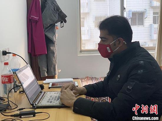 武汉大学在校国际学生马哈尔(Mahar Iftekhar Ahmed)接受中新社记者采访，他表示自己将与武汉同在。中新社记者 杨程晨 摄