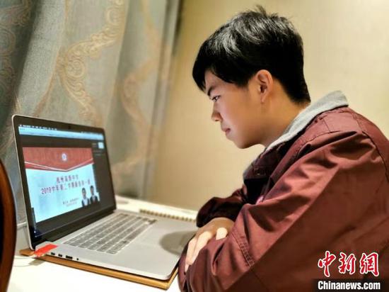 杭州高级中学学生通过网络学习。　杭高提供