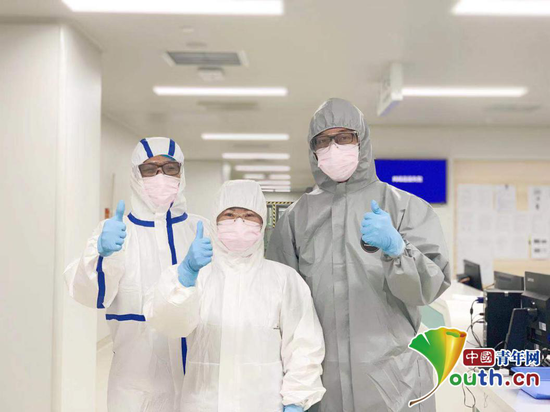 图为李艺(右一)和同事为武汉加油。受访者供图
