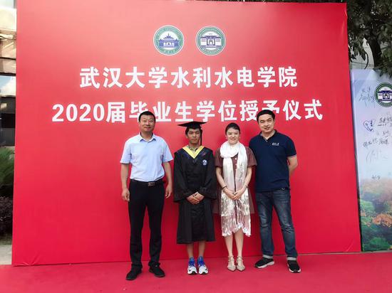 西藏小伙旦增赤列从拉萨返回武汉大学校园,向学院副书记、辅导员送上哈达。学生供图