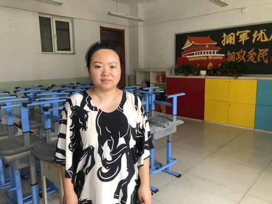 暑假开始前，班主任冷梅老师在班级进行安全检查。新京报记者 杜雯雯摄