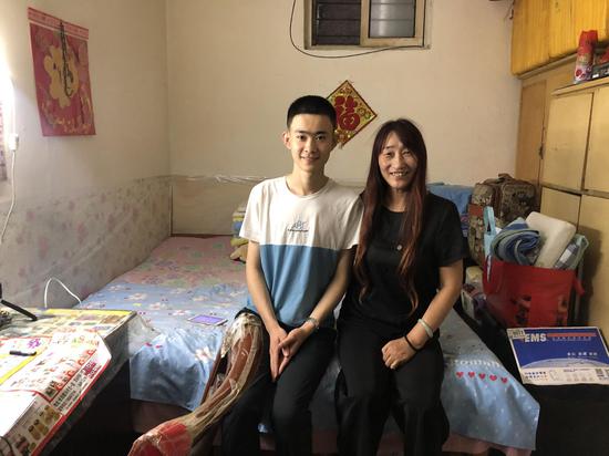 妈妈为了照顾儿子岳蕾，每月花500元在学校对面租了一间房。新京报记者 杜雯雯摄