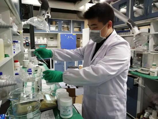 张至正在研发产品。南方科技大学官微