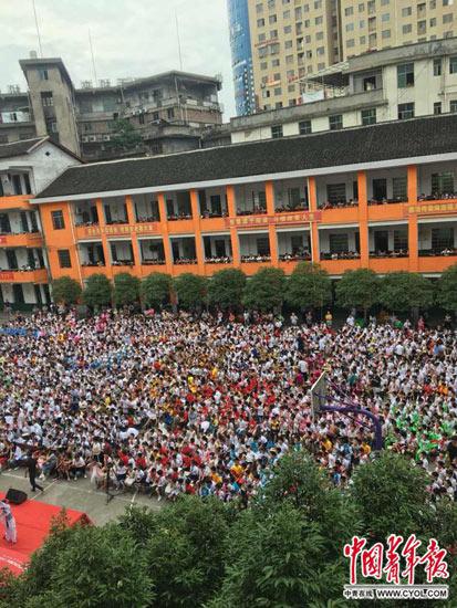 超级大班挤爆湖南新化中小学 教育局腾地办学