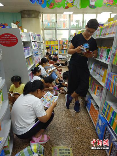 书店内，孩子和家长们正在阅读。 任思雨 摄