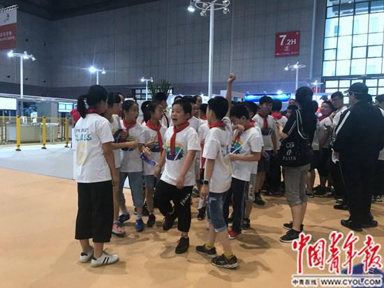 众多中小学生来到现场进行观摩。中国青年报·中青在线见习记者 孙庆玲/摄