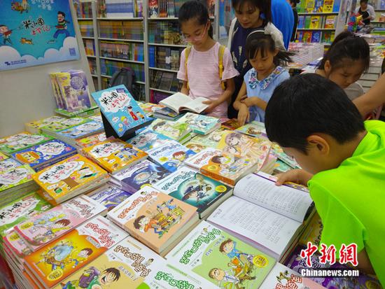 北京某图书大厦内,孩子们正在阅读。 任思雨 摄