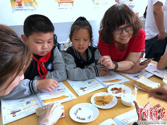 胡小琪在和归州镇航天希望小学的学生交流营养知识。刘昶荣/摄