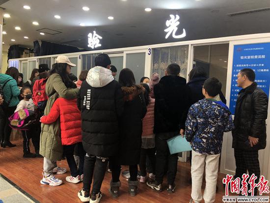 1月15日，家长带着孩子在中国中医科学院眼科医院排队等待验光检查。中青报·中青网记者 张曼玉/摄