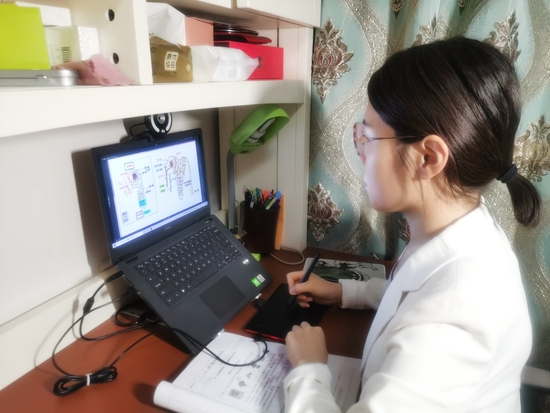 北京市第六十五中学教师给学生上网课。学校供图