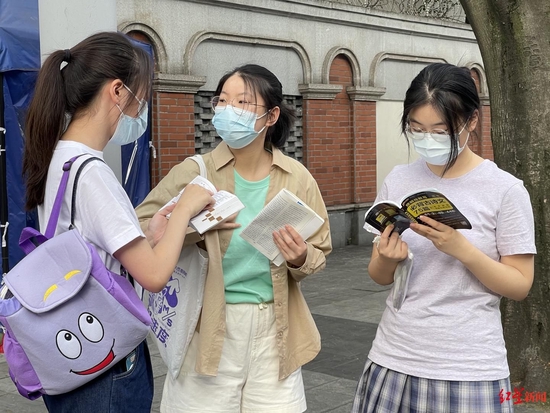 老师高考考场外送祝福:握了我的手起码要考140