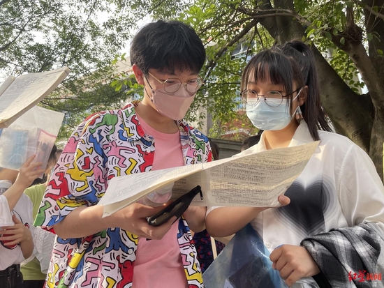 老师高考考场外送祝福:握了我的手起码要考140
