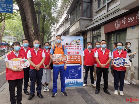 老师高考考场外送祝福:握了我的手起码要考140