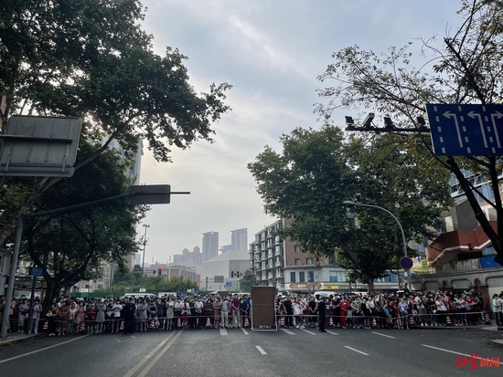 老师高考考场外送祝福:握了我的手起码要考140