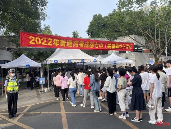老师高考考场外送祝福:握了我的手起码要考140