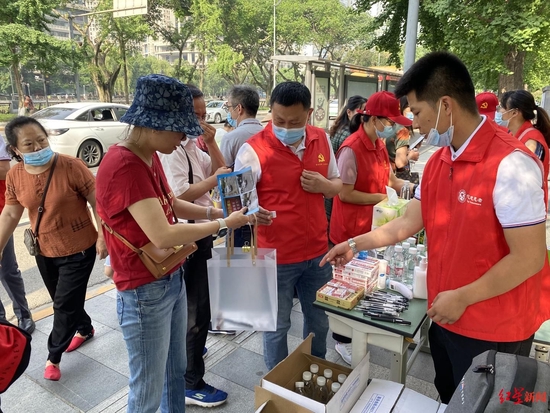 老师高考考场外送祝福:握了我的手起码要考140
