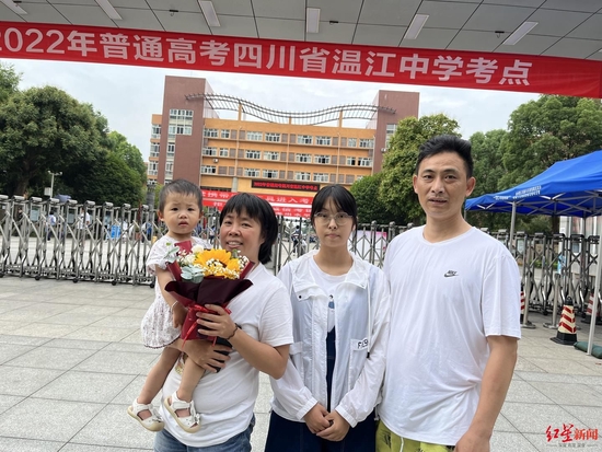 ▲邓俊秀和家人一起