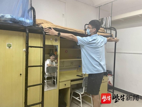 贺嘉宸用手丈量“定制床”