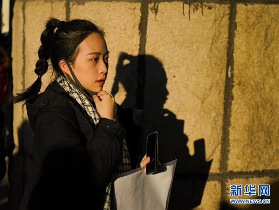 2月16日，考生准备进入北京电影学院参加艺考。 新华社记者沈伯韩摄
