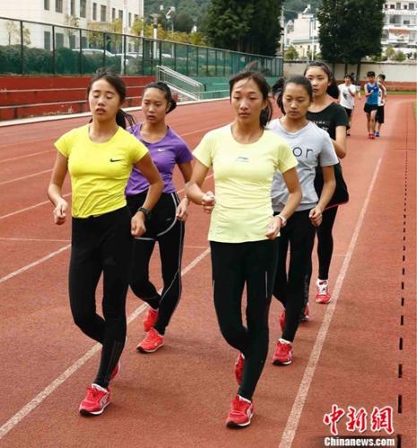 杨婉琪(前排右一)来自素有“竞走之乡”美誉的马龙。中国体育报记者 王宪民 摄