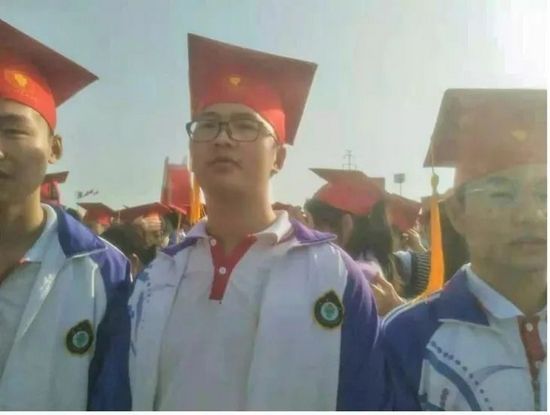 周桐在高中毕业典礼上