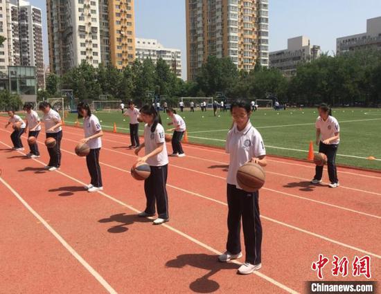 北京市第十八中学初三年级学生上体育课。　杜燕 摄