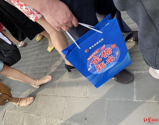 老师高考考场外送祝福:握了我的手起码要考140