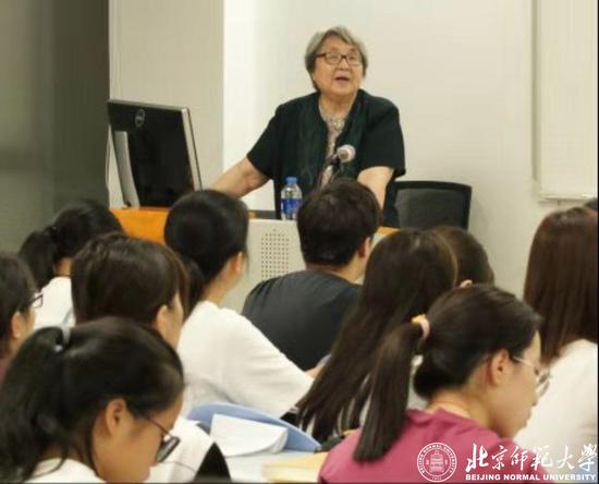 王宁教授为未来大发黑红大战学院本科新生讲授通识课程《说文学入门》