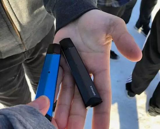 （图为安省的中学生从口袋里拿出的电子烟。图源：CBC）