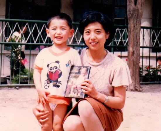 孩子生病时,张校长从国外赶回来