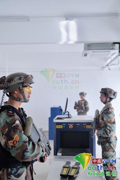 图为军体课CS真人对抗活动。学校供图