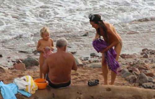 双语:俄罗斯游客在红海里生孩子