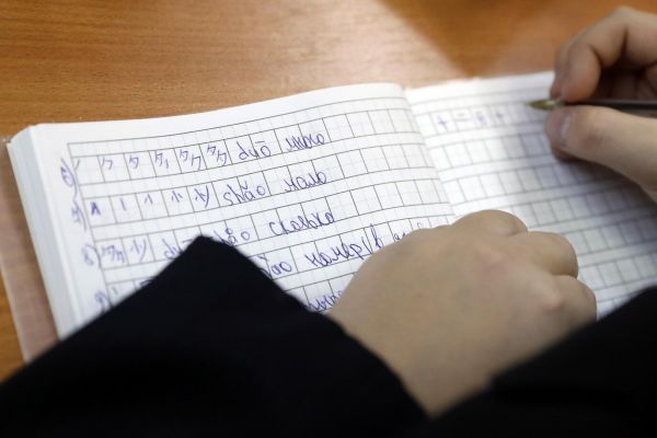 俄罗斯学生正在学习汉语拼音。(视觉中国)