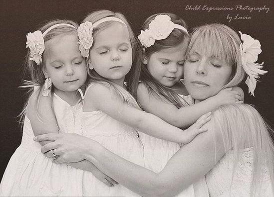 母亲为三胞胎女儿拍写真 童趣萌照暖化人心