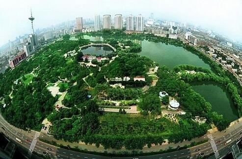沈阳。借振兴东北机遇，展”东方鲁尔雄风。沈阳的基础条件良好，城市环境优美。国有企业改革率先完成，民营企业与国际接轨。 国际投资和国内产业转移，为腾飞提供硬件支持。辽宁沿海经济带发展规划，为沈阳的崛起提供了难得的机遇。 
