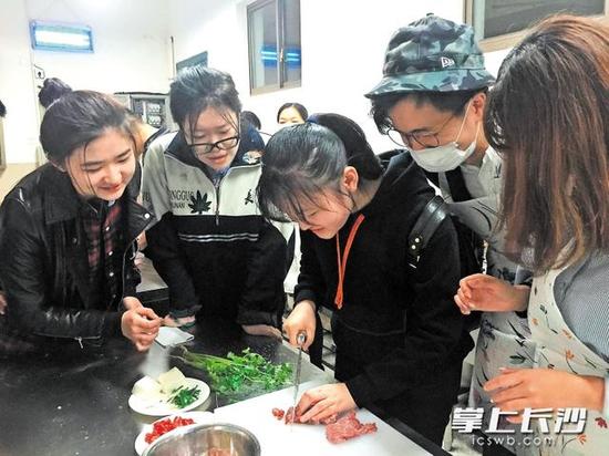 高智商学霸留学变囧途 不爱洗澡无人收留
