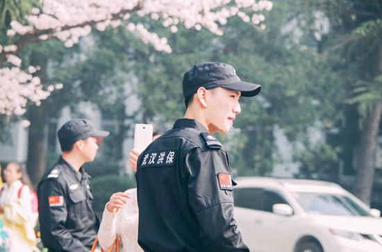 武大樱花节走红保安