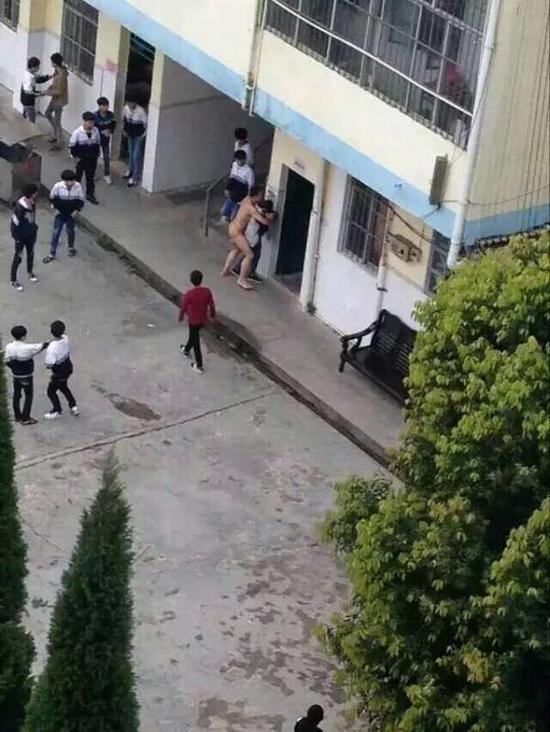 “广西钦州灵山县太平镇太平中学,一位男老师在中午放学时,裸体扑向一位女学生,意要发生强奸。最后被其他老师阻止” 。